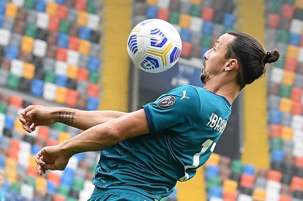 ibrahimovic-mengontrol-bola-dalam-laga-udinese-vs-ac-milan.jpg