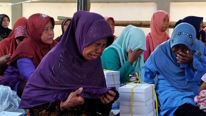 ibu-ibu-menangis-di-gedung-dprd-kendal_20180507_134309.jpg