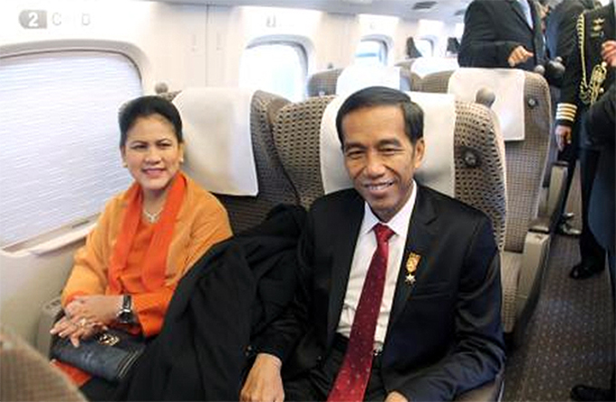 ibu-iriana-dan-jokowi-di-shinkansen-jepang_20150326_070808.jpg