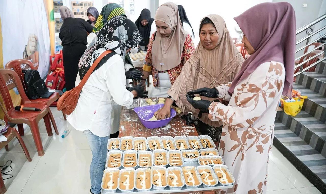 ibu-pelaku-UMKMmengolah-makanan-dari-olahan-pisang-di-Majalengka.jpg
