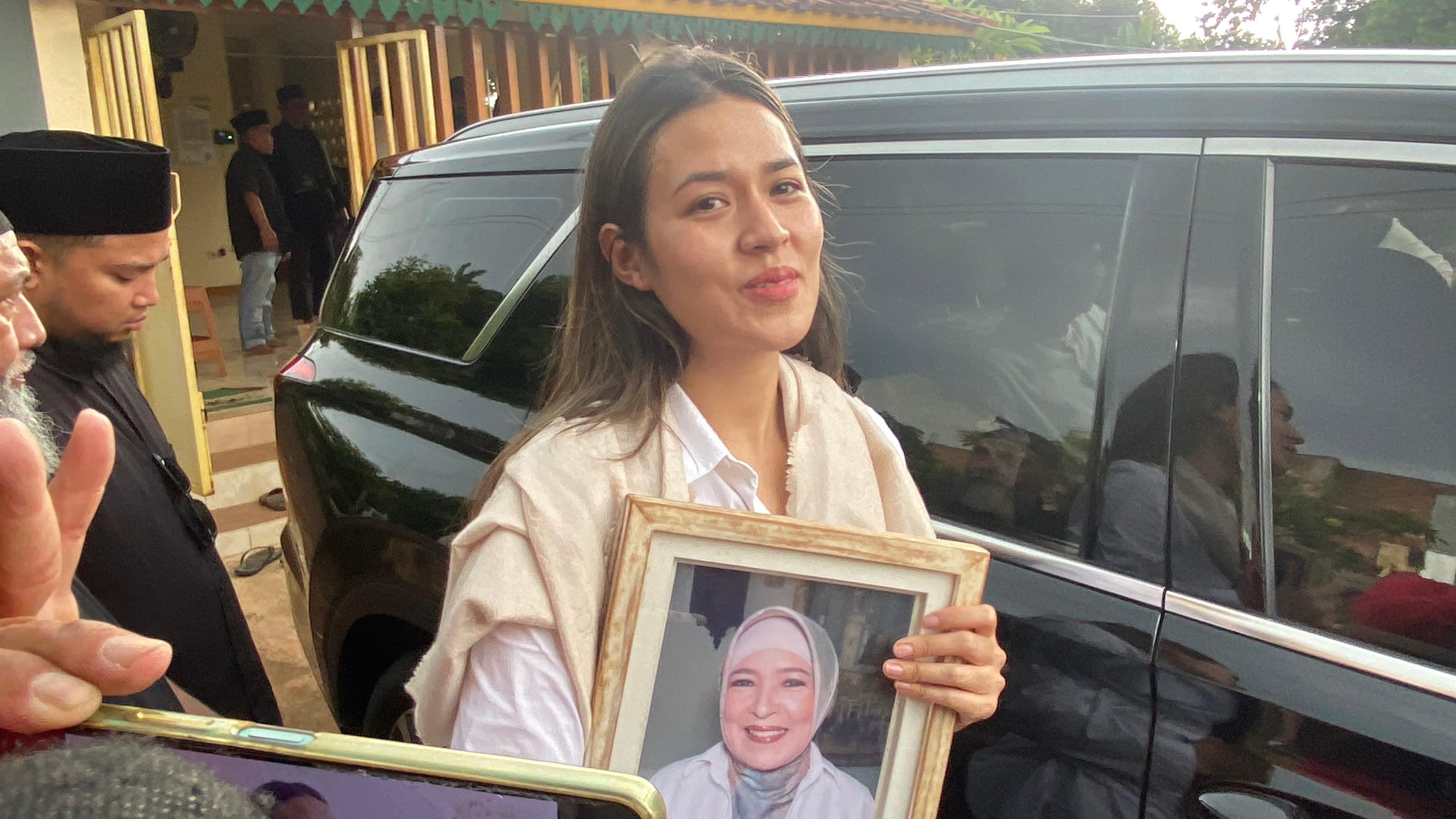 Belum Genap Sebulan Ditinggal Ibu, Raisa Menangis Pilu saat Curhat di Panggung: Ini Hal Terberat