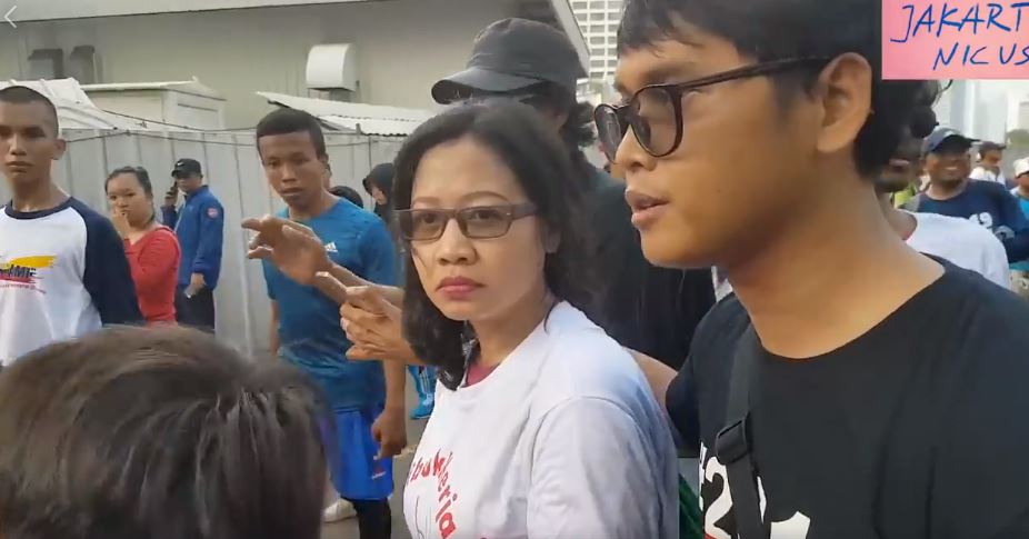 ibu-yang-viral-karena-reaksinya-saat-menenangkan-anaknya_20180429_203337.jpg
