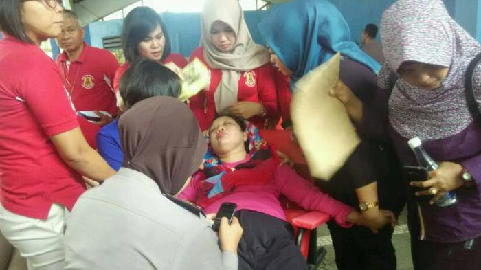 ibunda-korban-pingsan_20160311_212804.jpg
