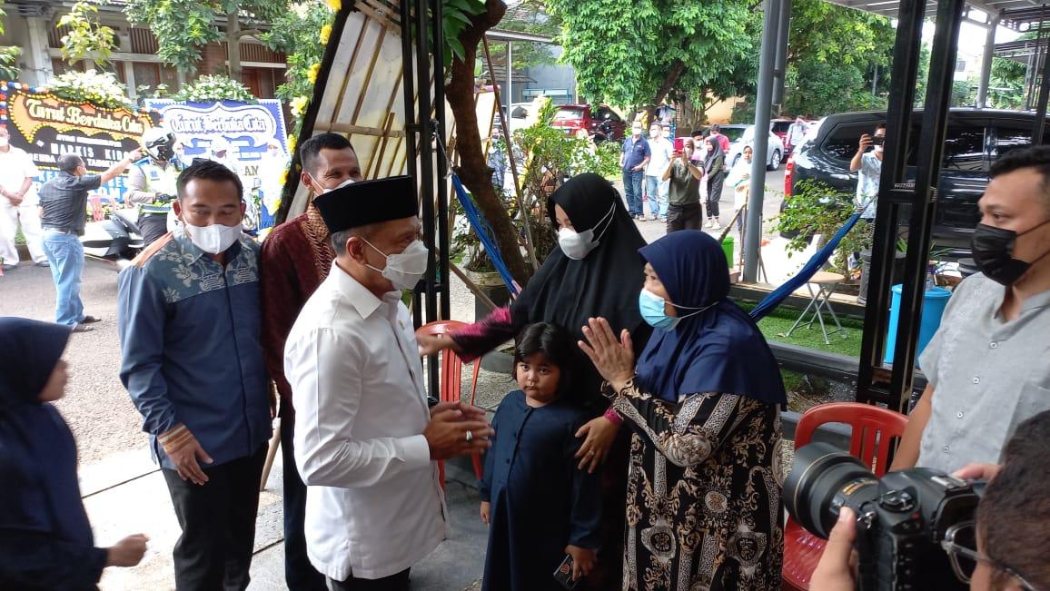 ibunda-markis-kido-yul-asteria-saat-menerima-kehadiran-menpora-amali.jpg
