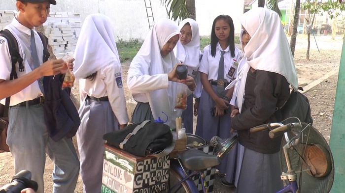 ida-ayu-sedang-melayani-temannya-yang-membeli-cilok-darinya-selasa-23102018_20181023_193355.jpg