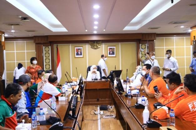 ida-terima-buruh-di-kantor.jpg