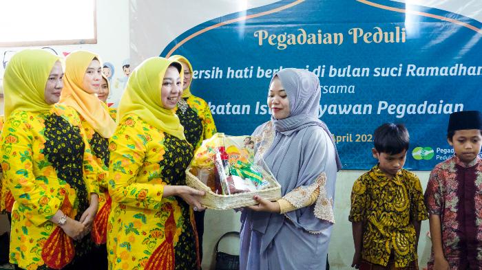 iikp-pegadaian-ke-panti-asuhan.jpg