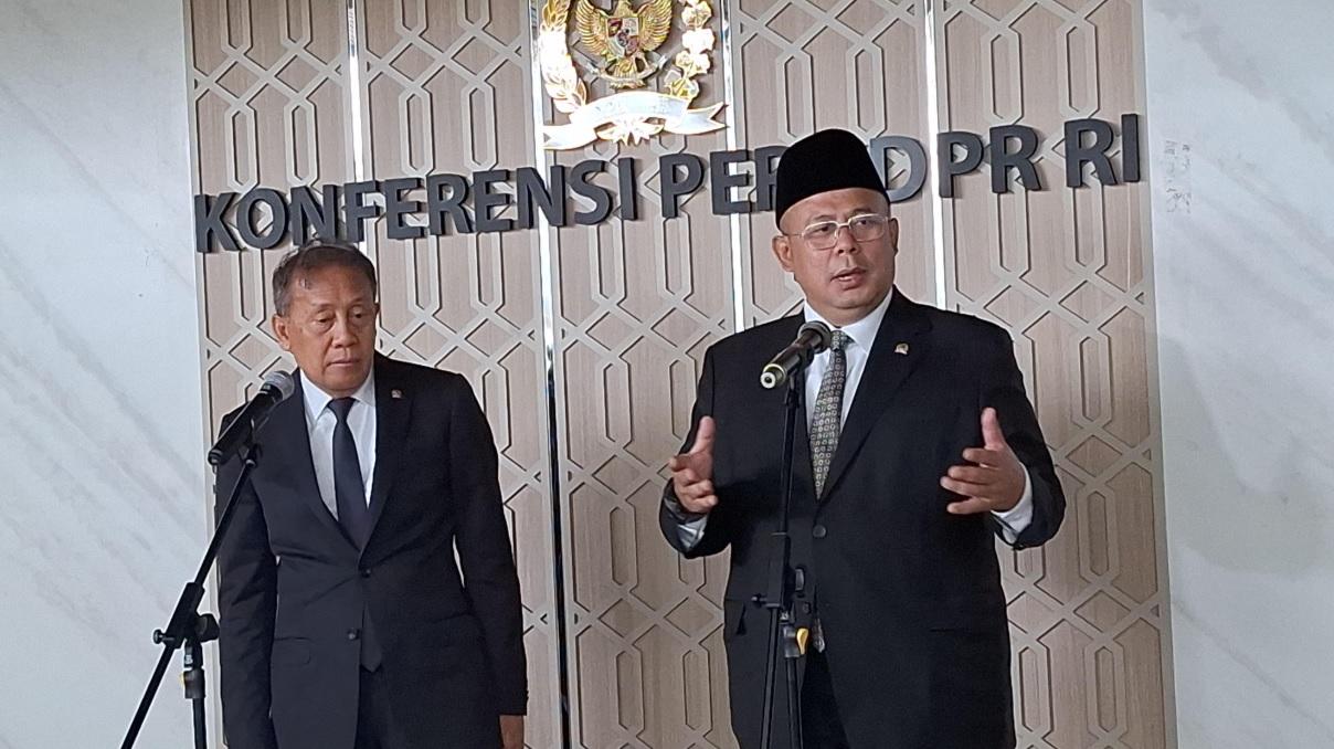 ijal-saat-ditemui-di-kompleks-parlemen-Sen.jpg