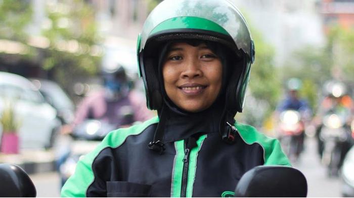 ika-dewi-sulistiani-salah-satu-driver-ojek-online-asal-surabaya.jpg