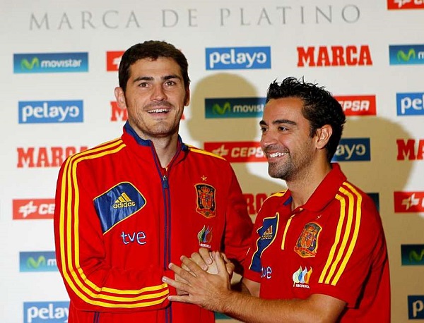 iker-casillas-n-xavi-hernandez_20150612_150205.jpg