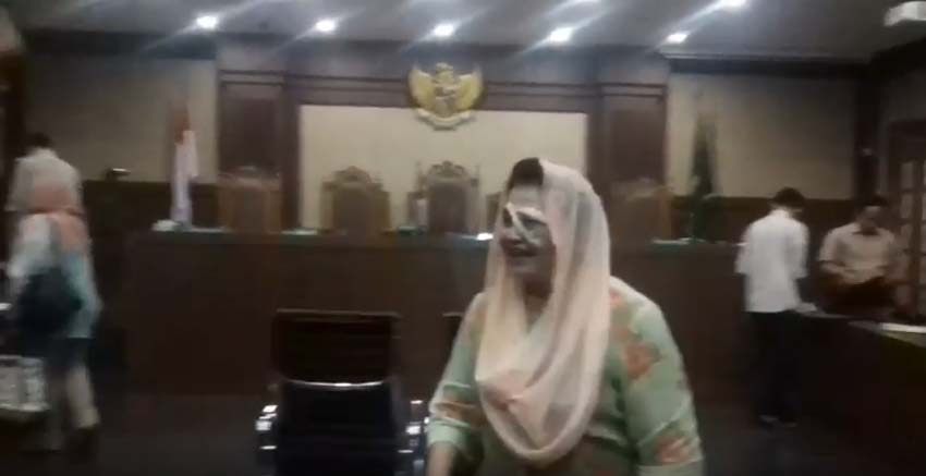 ikuti-sidang-mata-eks-menkes-ri-siti-fadilah-supari-masih-diperban_20170223_140611.jpg
