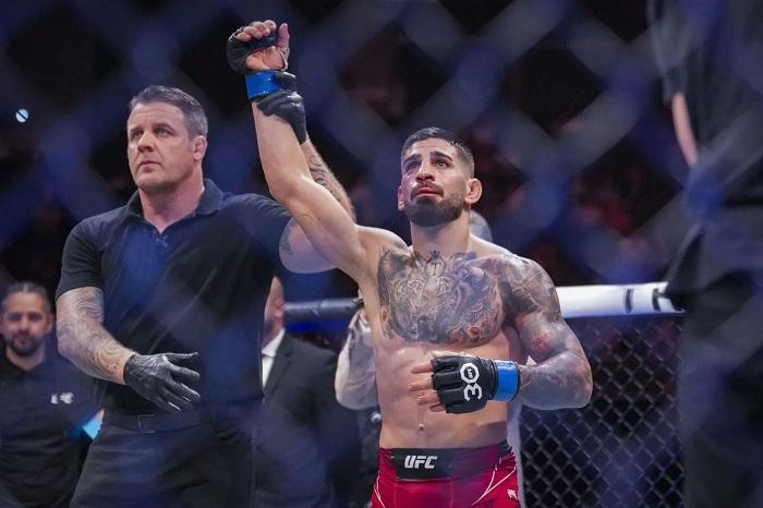 ilia-topuria-akhirnya-rebut-gelar-juara-ufc-setelah-menang-ko-atas-volknovski.jpg