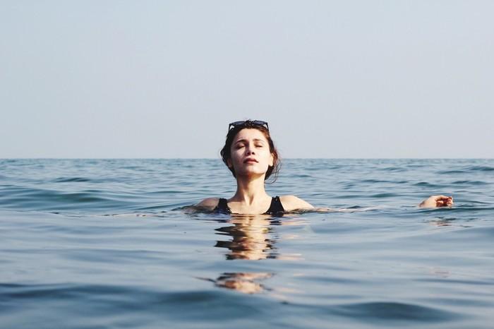 ilustrasi-berenang-di-laut.jpg