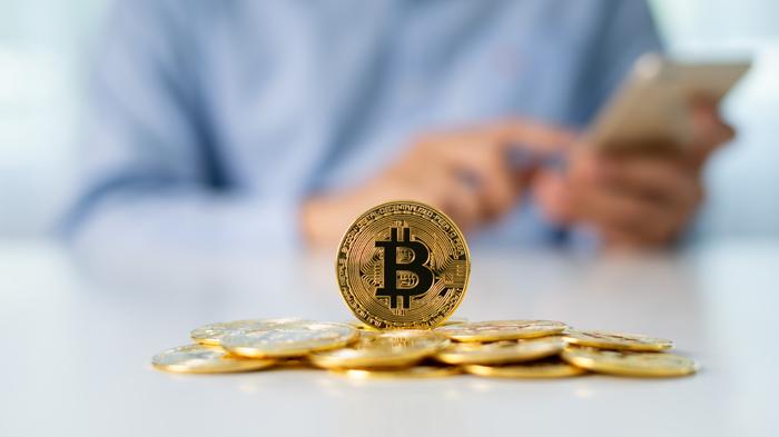 ilustrasi-berinvestasi-bitcoin-shutterstock.jpg