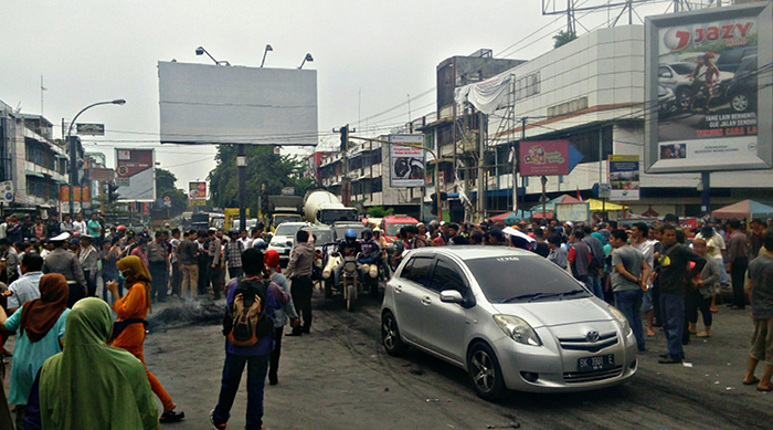 ilustrasi-blokir-jalan_20160728_151405.jpg
