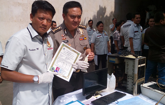 ilustrasi-ijazah-palsu_20150604_171137.jpg