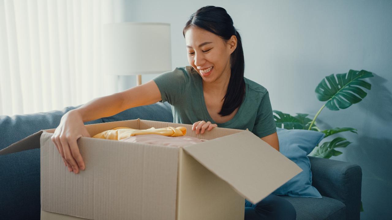 ilustrasi-membuka-paket-belanjaan-online.jpg