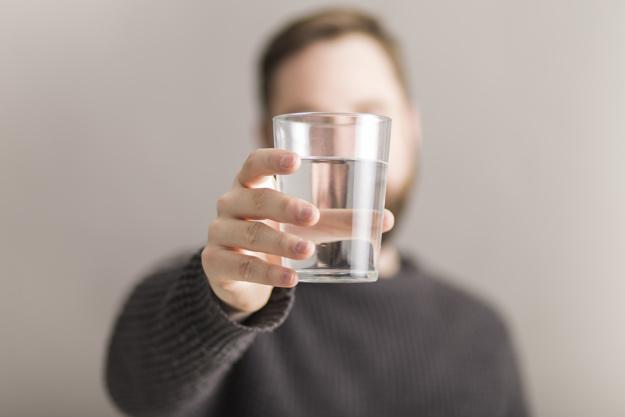 ilustrasi-minum-air-putih-8-tanda-anda-terlalu-banyak-minum-air-putih.jpg