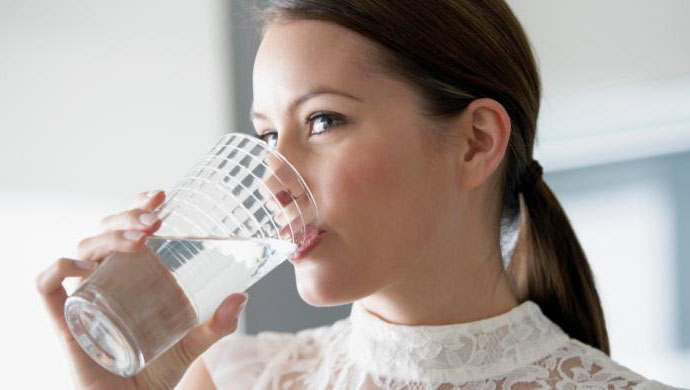 ilustrasi-minum-air-putih_20160201_052705.jpg