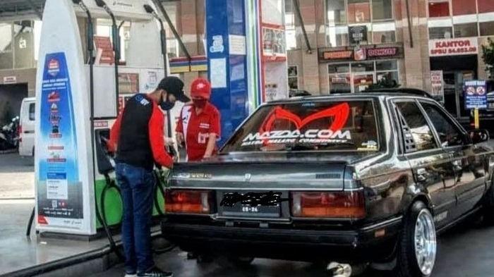 ilustrasi-pengisian-bbm-pada-mobil-tua.jpg