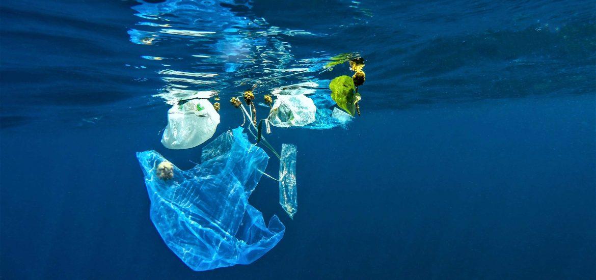 ilustrasi-sampah-plastik-di-dalam-lautan.jpg