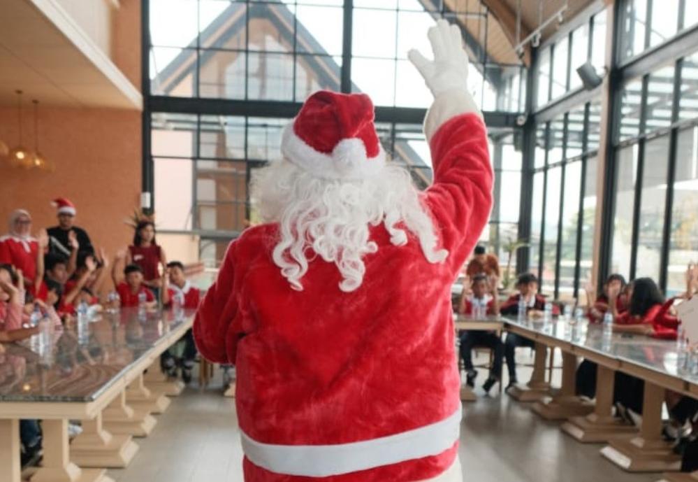 Aksi Berbagi dan Kejutan Santa Klaus Hadirkan Tawa Anak-anak yang Kehilangan Orang Tua