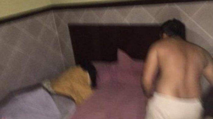 Curiga Dirinya Diduakan, Suami Ajak Warga Grebek Istrinya saat Bersama Pria 50 Tahun dalam Kamar