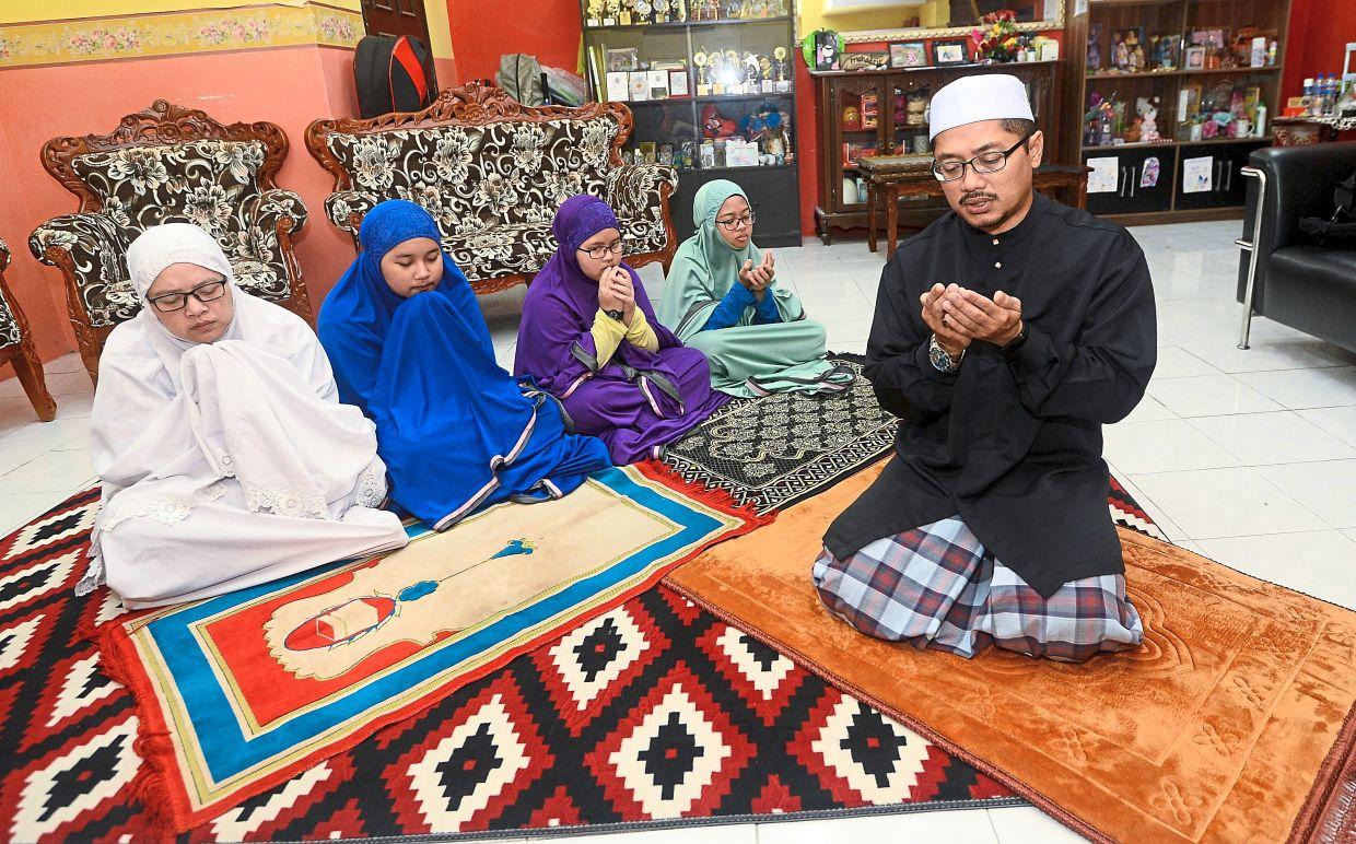 ilustrasi-shalat-ied-di-rumah-lagi.jpg