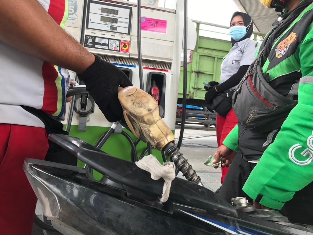 ilustrasi-spbu-bbm-mengisi-bbm-di-spbu-pertalite-pertamax-pertamina.jpg