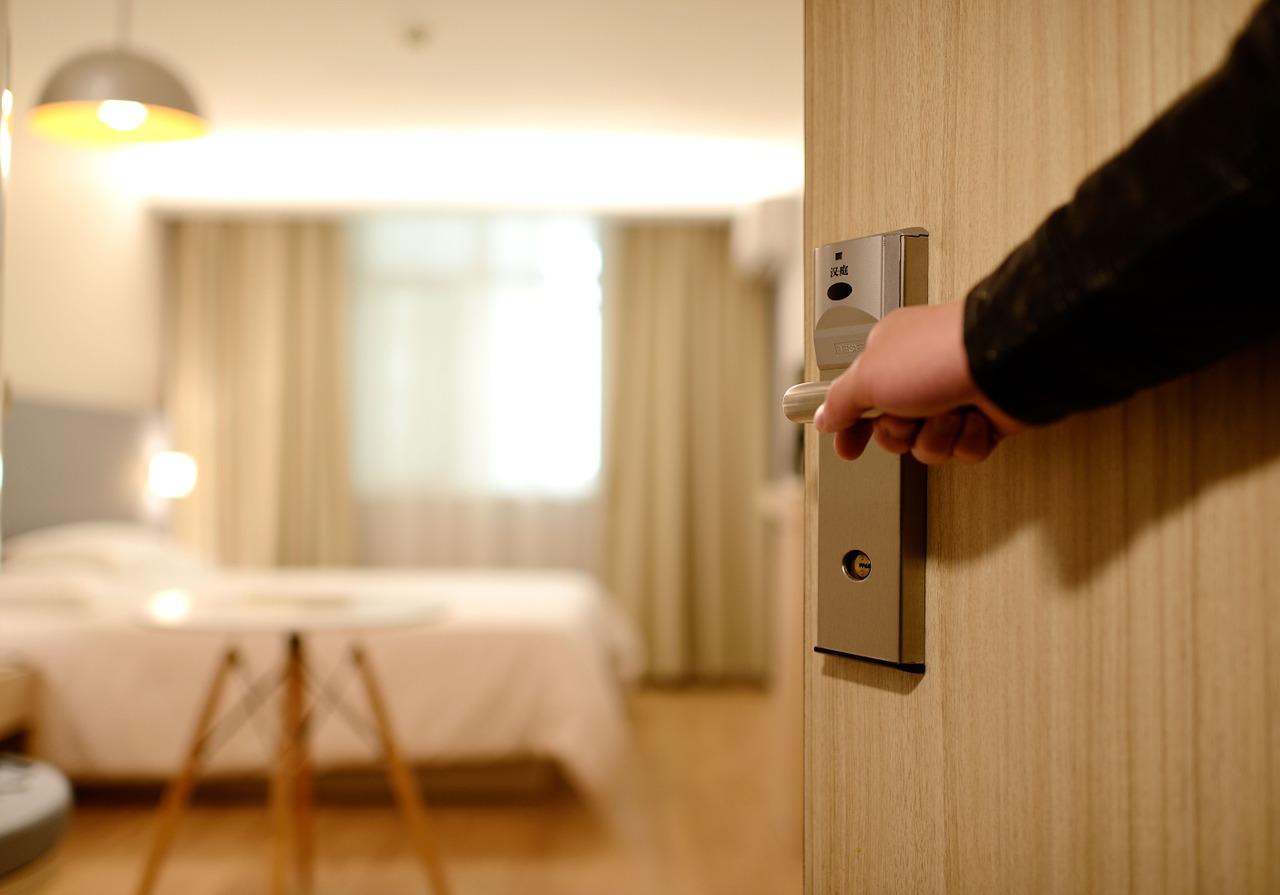 Pengguna TikTok Ini Bagikan Cara Aman Check in Sendirian di Hotel