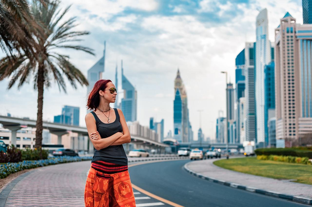 ilustrasi-turis-yang-berpose-dengan-latar-belakang-kota-dubai.jpg