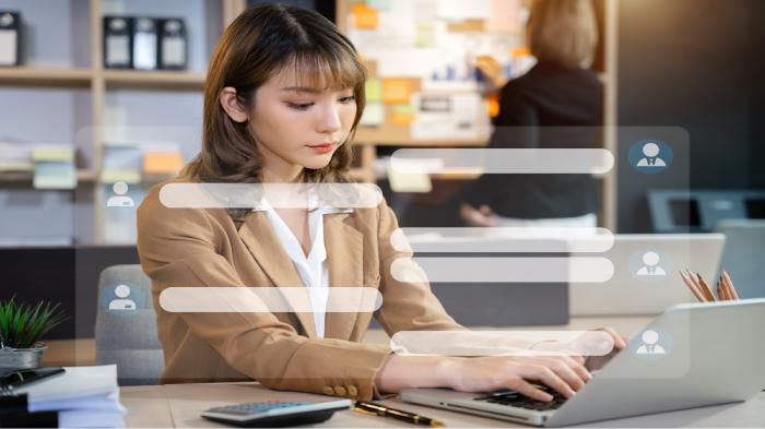 ilustrasi-wanita-pekerja-karir-bekerja-dengan-laptop.jpg