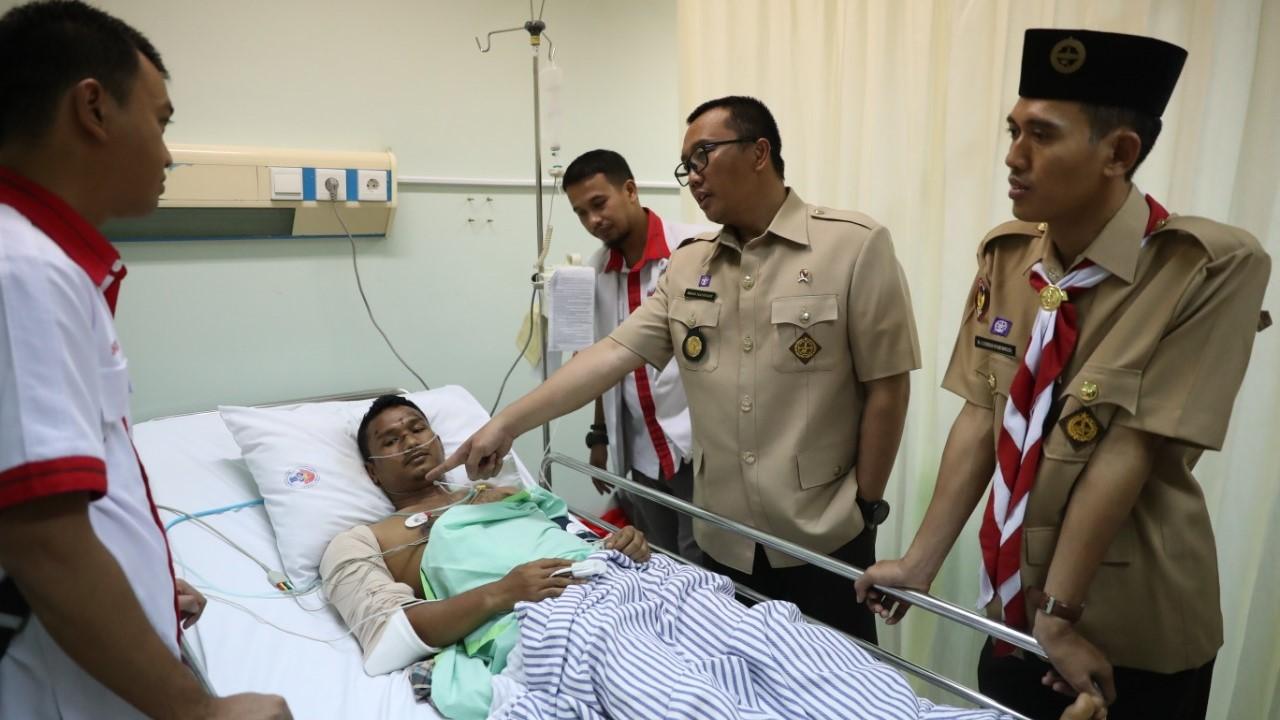 imam-nahrawi-menjenguk-beberapa-pegawai-kemenpora.jpg
