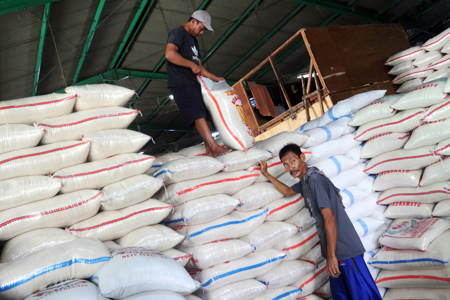 impor-beras-3-juta-ton-akan-datang-pada-maret-2024_20240110_195427.jpg