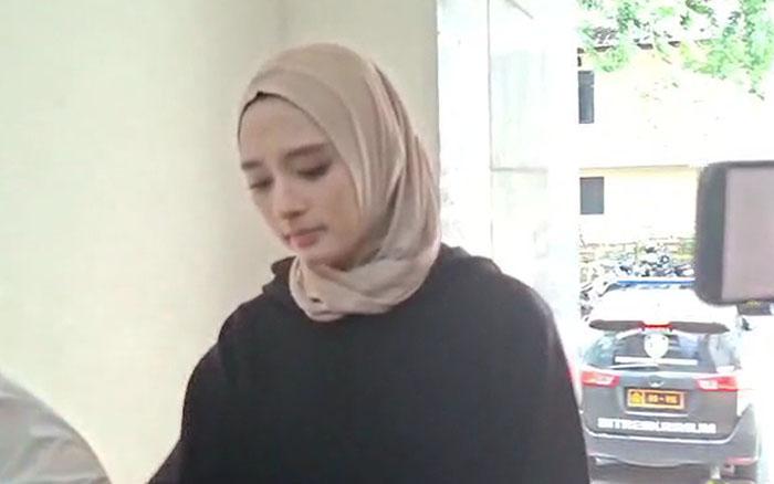 inara-rusli-cabut-laporan.jpg