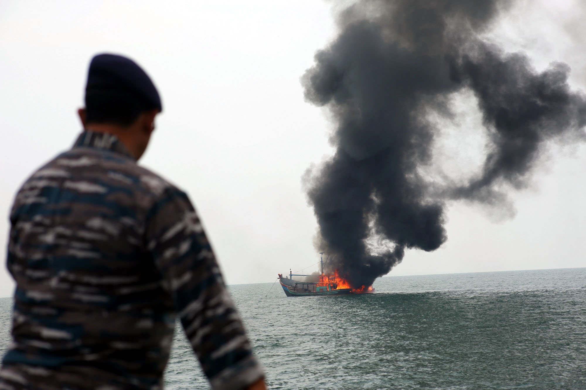 indonesia-kembali-tenggelamkan-kapal-asing-pelaku-ilegal-fishing_20150818_203327.jpg