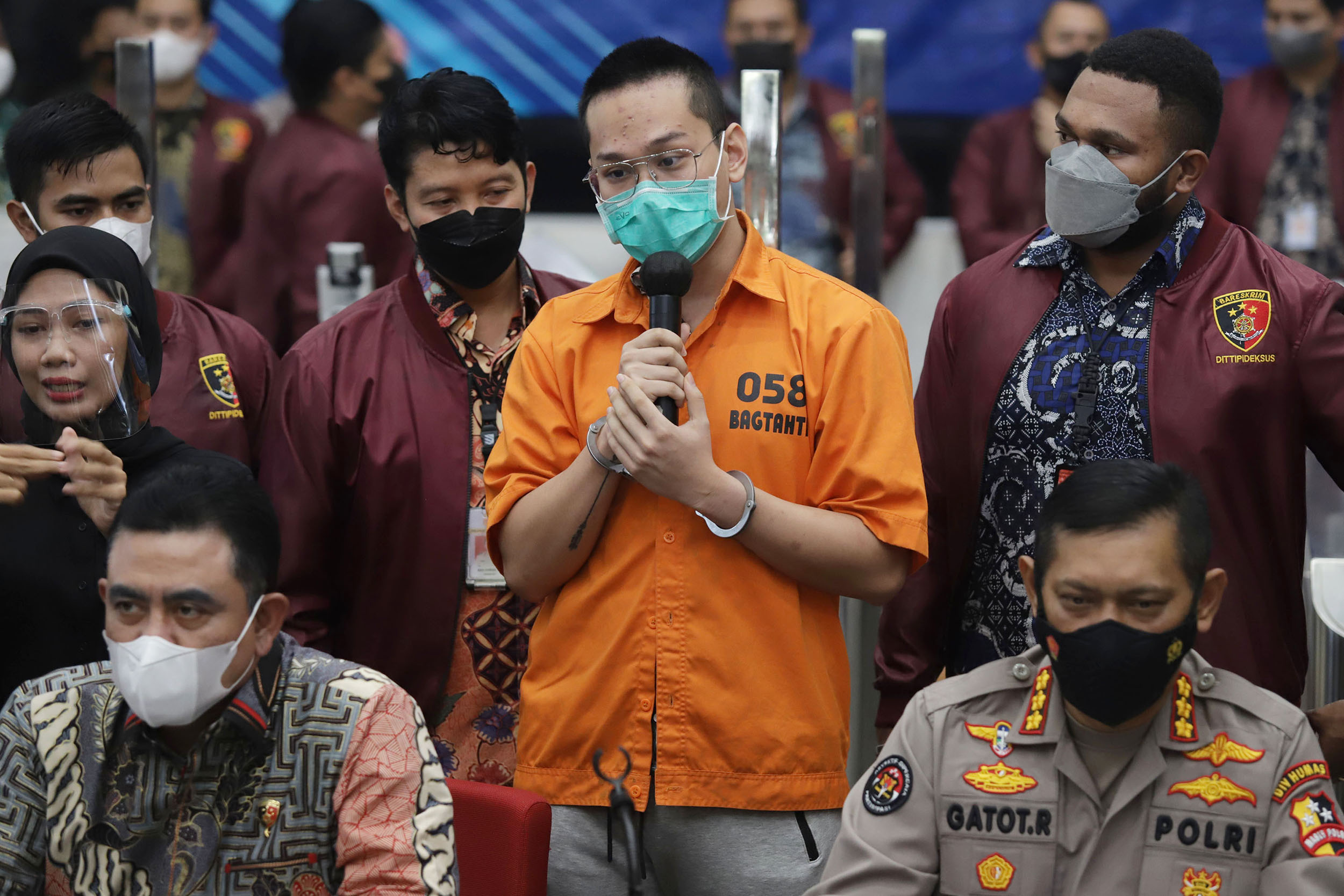indra-kenz-dihadirkan-saat-rilis-penipuan-investasi_20220325_200019.jpg