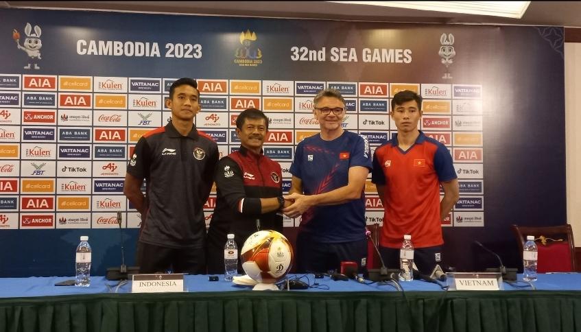 indra-sjafri-bersama-kapten-timnas-indonesia-rizky-ridho-saat-jumpa-press.jpg