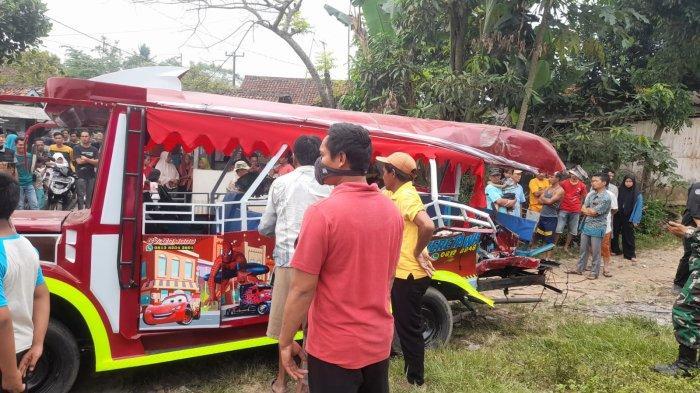 insiden-kecelakaan-lalu-lintas-terjadi-di-pintu-perlintasan-kereta-api-di-desa-silebu.jpg