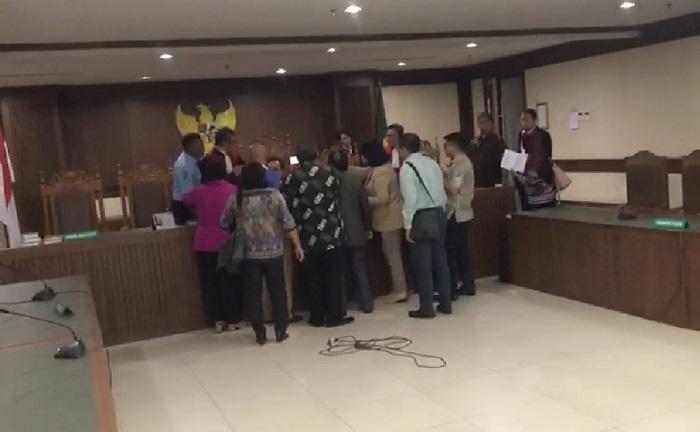 insiden-pemukulan-dua-orang-hakim.jpg