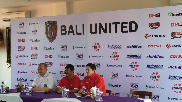 irfan-bachdim-diperkenalkan-bali-united-sebagai-rekrutan-baru_20170112_140040.jpg