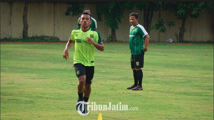 irfan-jaya-sedang-berlatih-bersama-persebaya.jpg