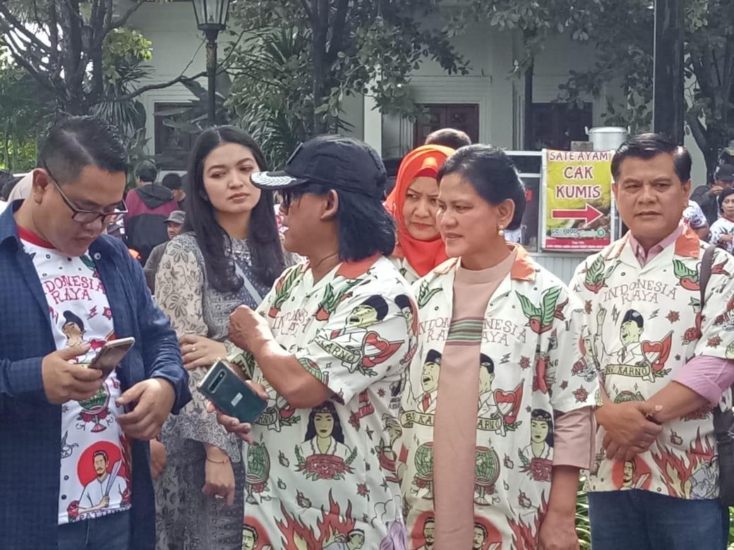 iriana-jokowi-dan-selvi-ananda-ikut-antar-gibran-rakabuming-2.jpg