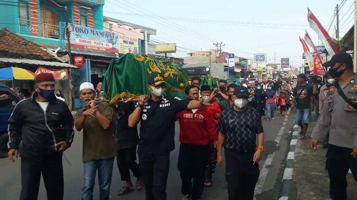 iring-iringan-masyarakat-mengantar-jenazah-tuti-55-dan-amalia-23-yang-jadi.jpg