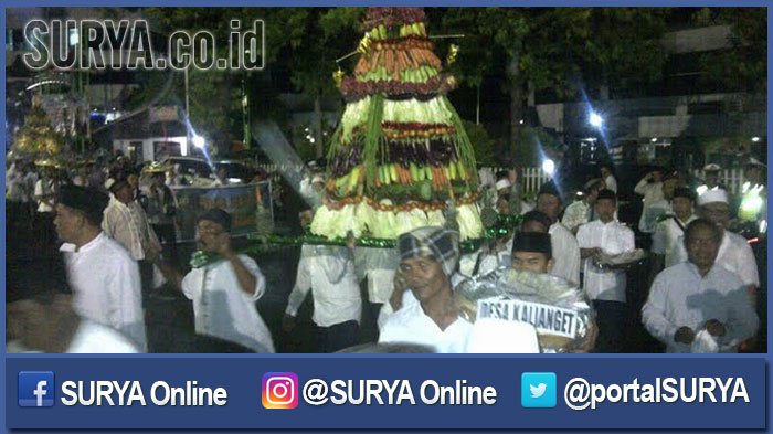 iring-iringan-ribuan-massa-membawa-tumpeng_20161202_205255.jpg