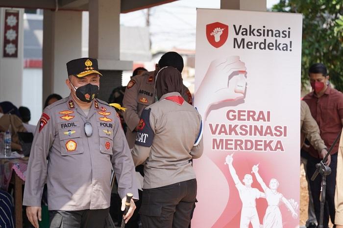 irjen-pol-fadil-imran-saat-meninjau-langsung-soft-launching-program-vaksinasi-merdeka.jpg
