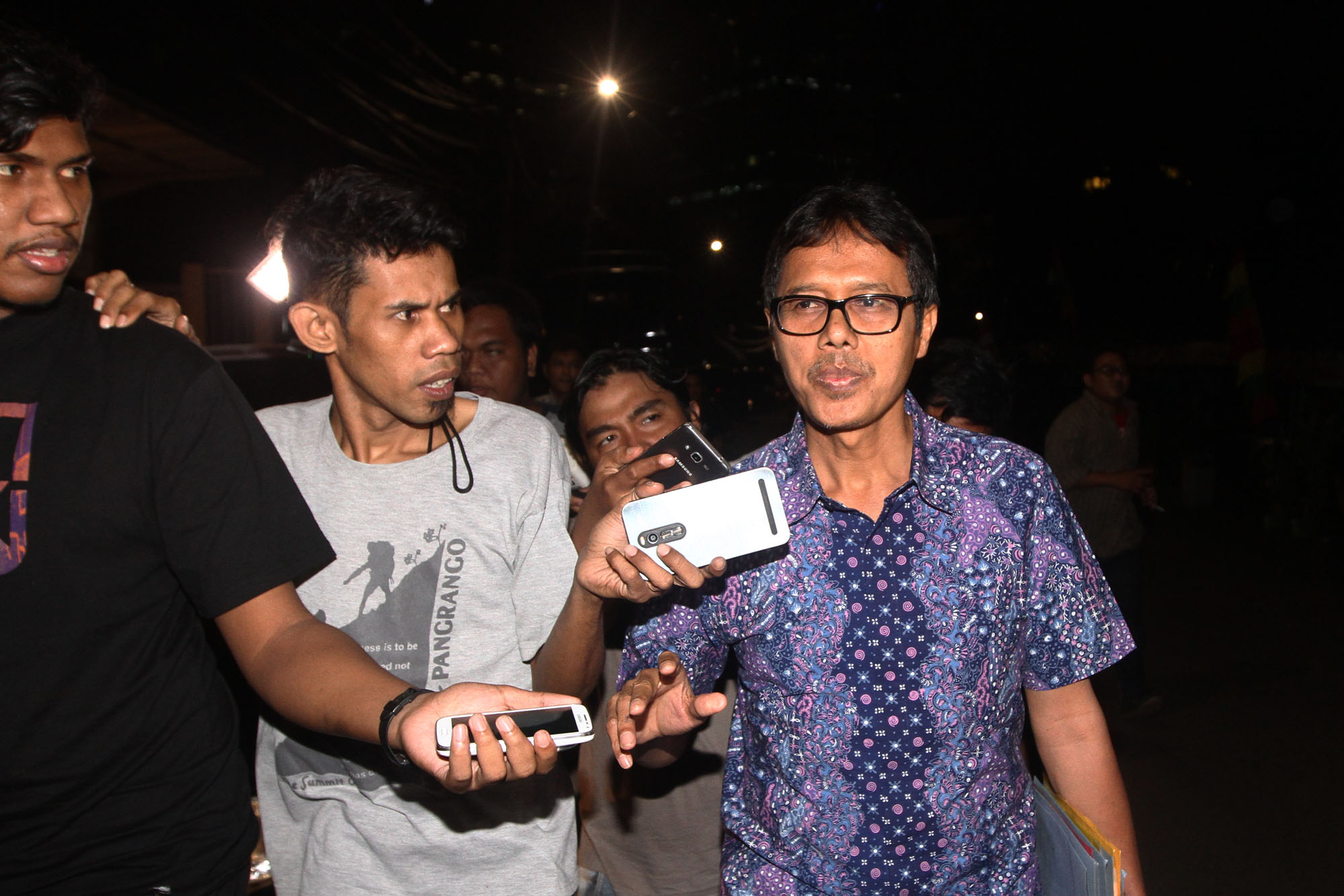 irwan-prayitno-diperiksa-kpk-kasus-suap-proyek-jalan-sumbar_20160814_065133.jpg