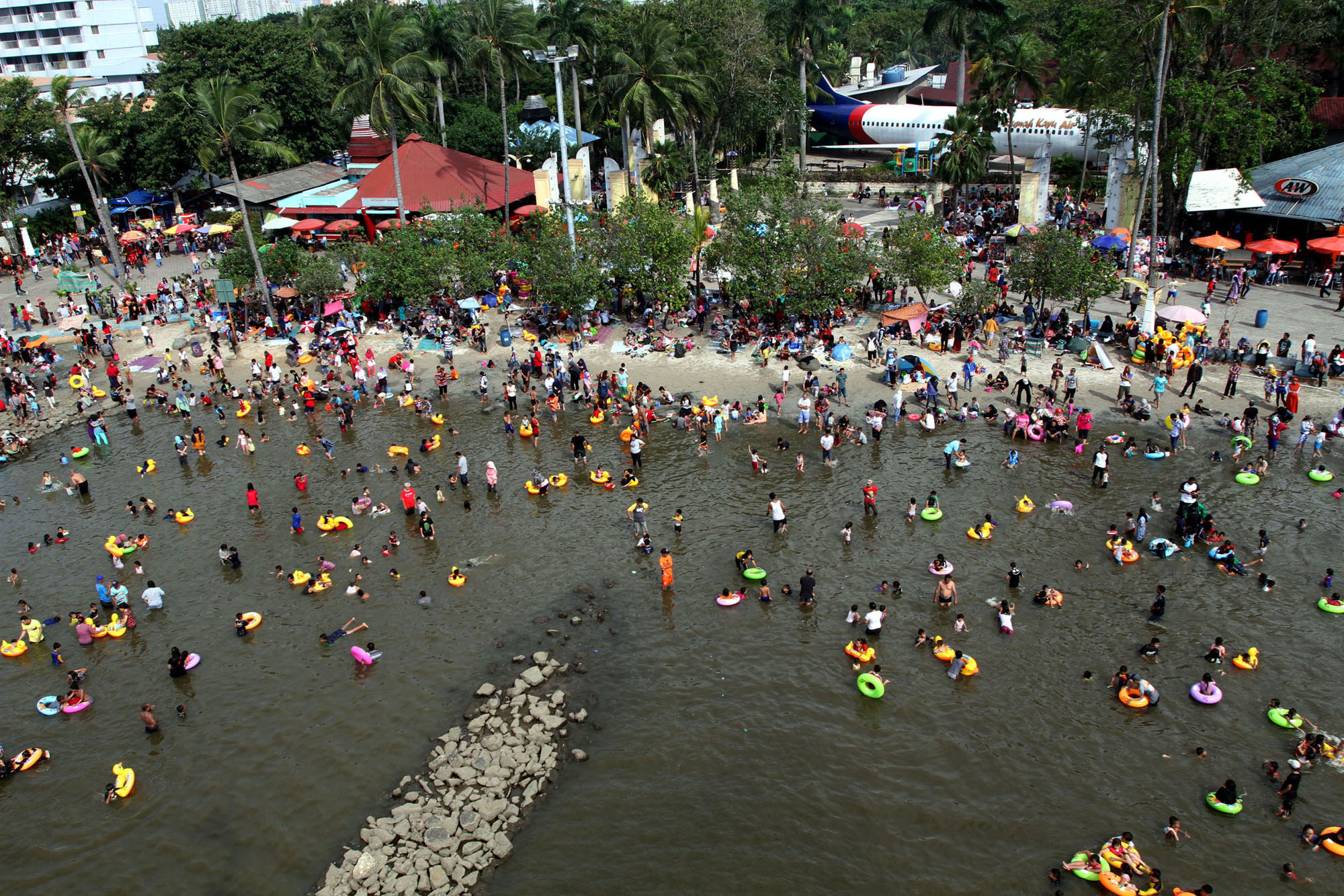 isi-hari-libur-lebaran-di-pantai-ancol_20170627_222252.jpg