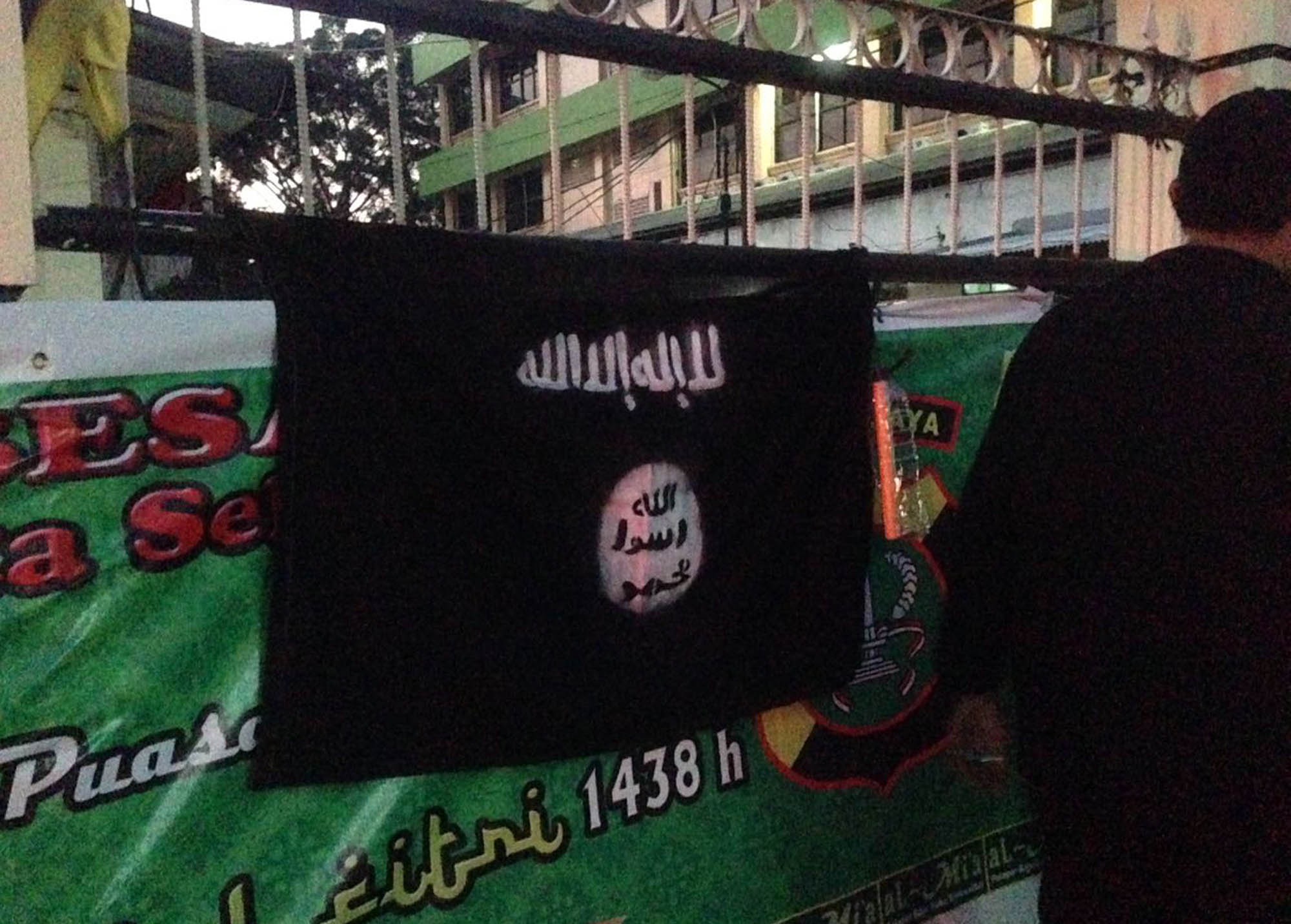 isis-pasang-bendera-di-mapolsek-kebayoran-lama_20170704_185152.jpg