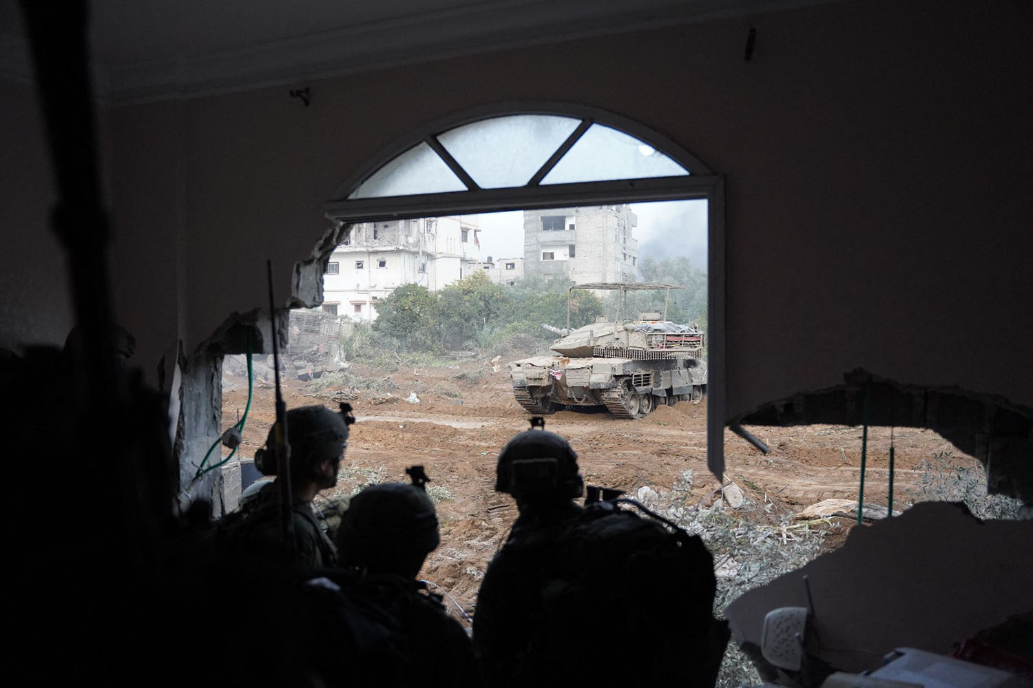 israel-serang-khan-younis-dengan-brutal_20240124_080413.jpg